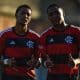 Dois jogadores do Flamengo posam para foto como parte da celebração do gol marcado no Campeonato Brasileiro Sub-20 ou Brasileirão Sub-20