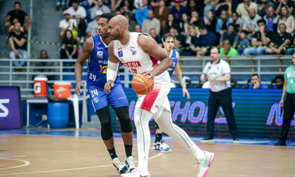 Franca e Minas enquanto se enfrentam em jogo no Pedrocão pelo NBB. Saiba onde assistir o jogo 5 ao vivo