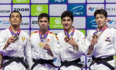 Francisco Garrigos, da Espanha, posa com a medalha de ouro ao lado dos companheiros de pódio no Mundial de judô 2023