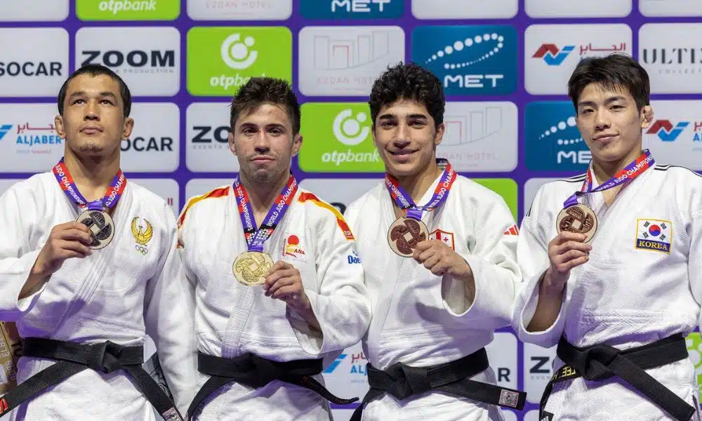 Francisco Garrigos, da Espanha, posa com a medalha de ouro ao lado dos companheiros de pódio no Mundial de judô 2023