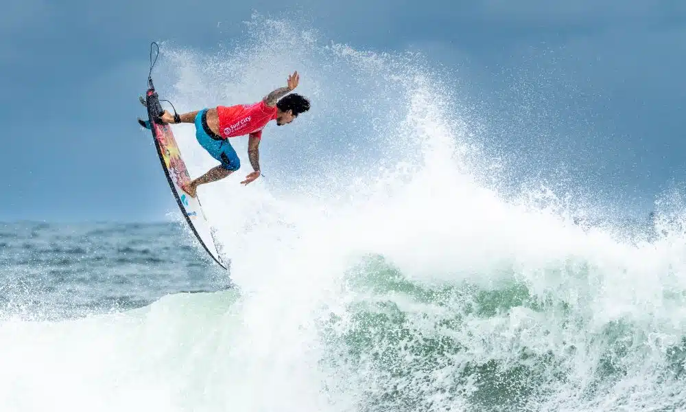 Gabriel Medina surfando no ISA Games