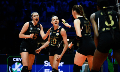 Gabi comemora com companheiras do Vakifbank vitória sobre o Eczacibasi na Champions League de vôlei feminino