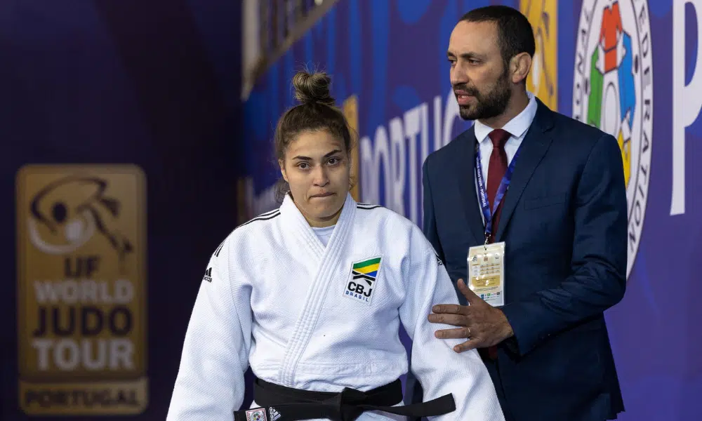 Gabriella Mantena se preparando para lutar no Grand Prix da Áustria de judô. Ela competiu junto a Luana Carvalho e Aléxia Castilhos