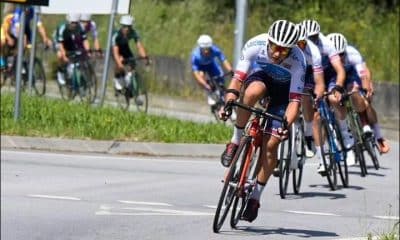 Na imagem, Gustavo Costa na frente pedalando à frente do pelotão.