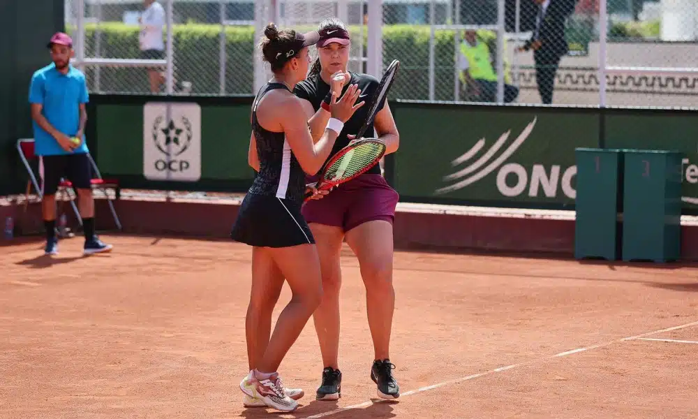 Ingrid Martins, à esquerda, e Marozava, de frente, no WTA 250 de Rabat ( @wtarabat)