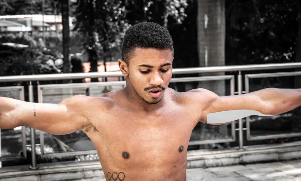 Isaac Souza enquanto se prepara para competir na Copa do Mundo de saltos ornamentais em Montreal