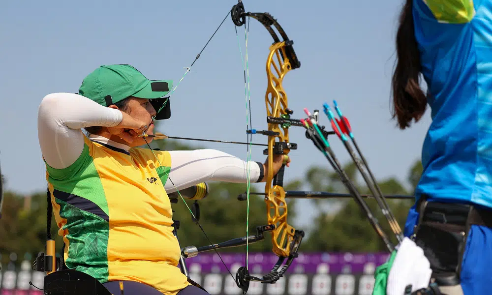 Jane Karla em ação durante Copa Europeia de tiro com arco paralímpico
