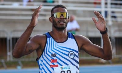 José Fernando Santana, o Baloteli, comemora ajoelhado o título do decatlo na Copa Brasil de Provas Combinadas