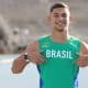 José Eduardo Mendes posa para foto apontando o nome do Brasil no uniforme