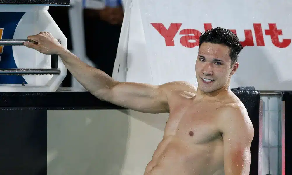 Kayky Mota comemorando marca nos 100m borboleta