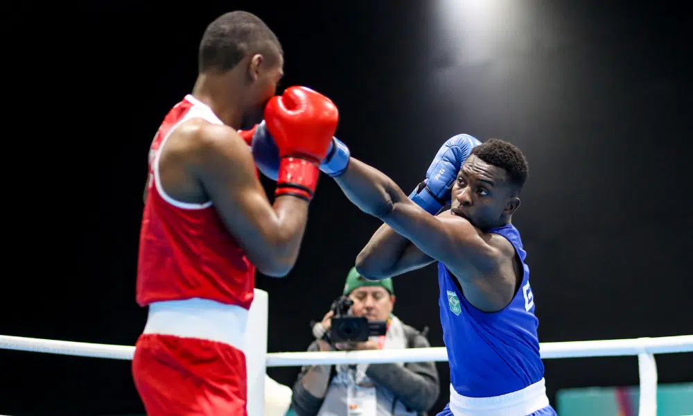 Keno Marley enquanto luta no Mundial de boxe masculino, junto a Luiz Oliveira