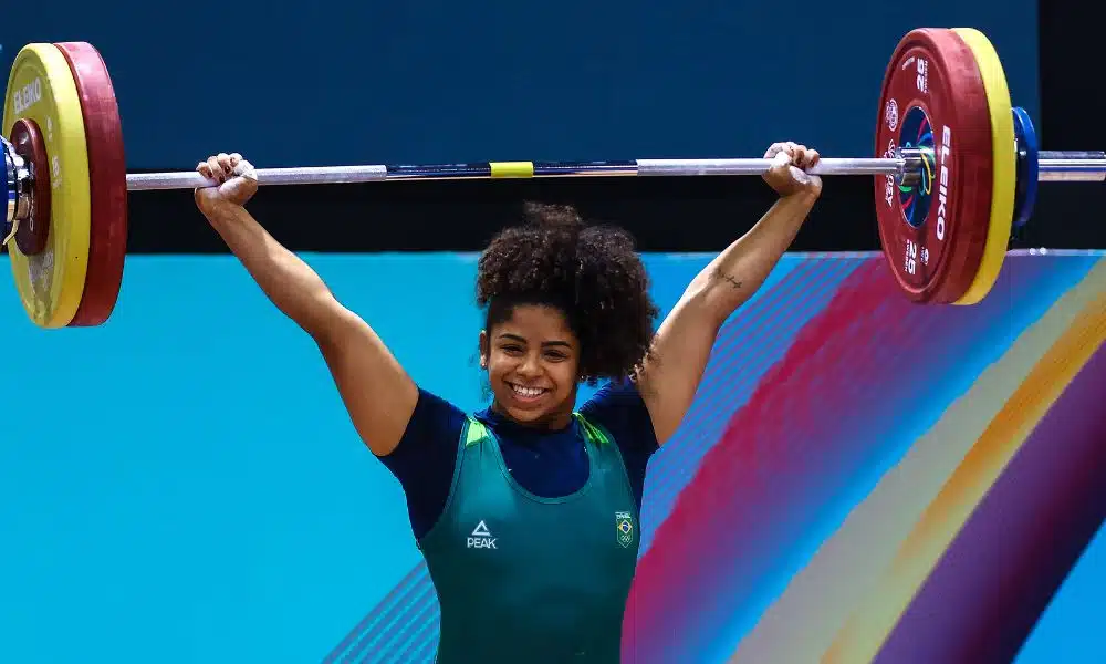 Laura Amaro com o halter acima da sua cabeça no Brasileiro de Levantamento de Pesos