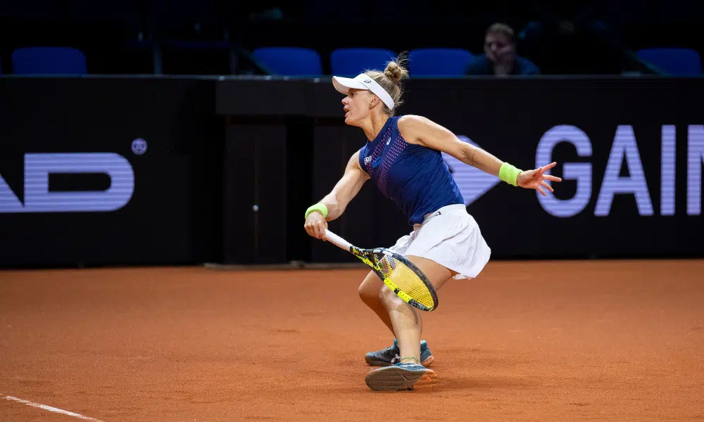 Laura Pigossi enquanto joga com Ingrid Martins no WTA 125 de Saint Malo
