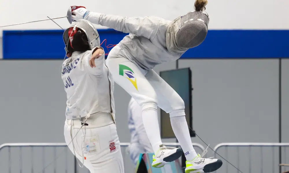 Luana Pekelman durante duelo na Copa do Mundo de sabre; Bruno Pekelman e Isabela Carvalho