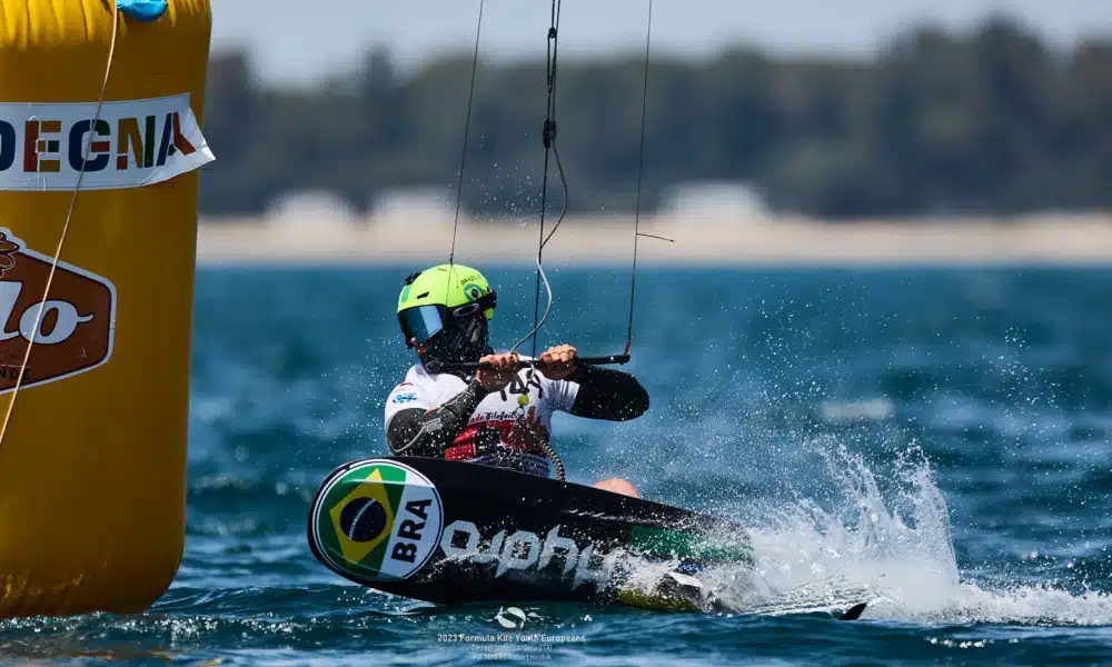 Lucas Fonseca, que disoutou a a Semana Olímpica de vela em Hyères, se mantém no Top 5 do Mundial Júnior de Formula Kite na Itália (IKA Media)