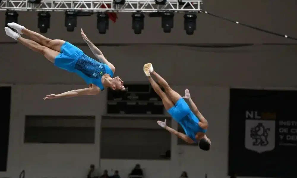 Lucas Tobias e Gabriel Ferreira competindo na final do Pan-Americano de Ginásitca de trampolim