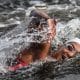 Ana Marcela Cunha nadando em etapa da Copa do Mundo de natação em águas abertas - Paris 2024 VIviane Jungblut