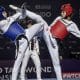 Maria Clara Pacheco, de vermelho, na disputa da semifinal do Mundia de Taekwondo em Baku