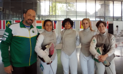 Mariana Pistoia ao lado das companheiras que disputam a Copa do Mundo de florete em Plovdiv