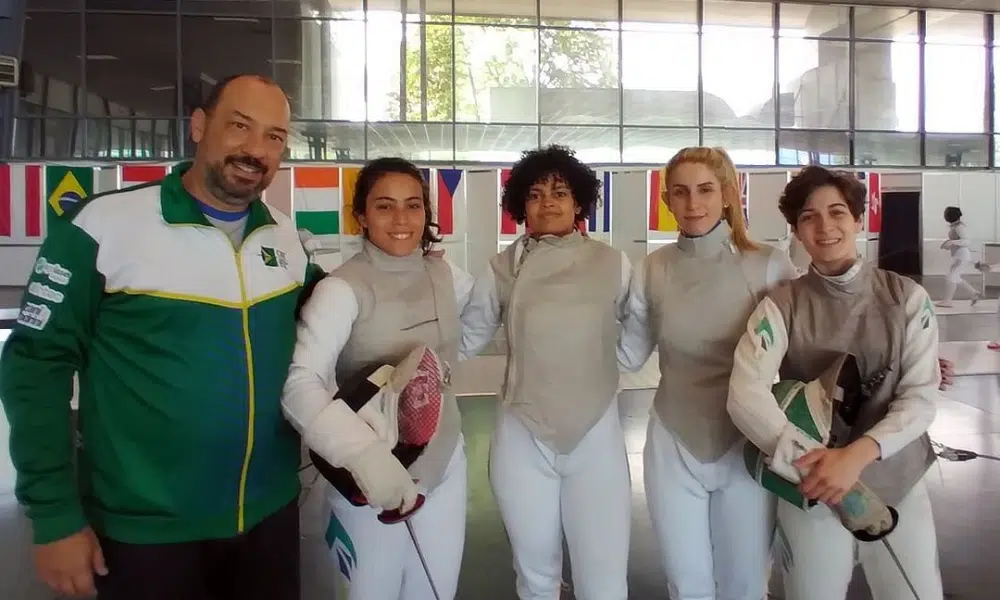 Mariana Pistoia ao lado das companheiras que disputam a Copa do Mundo de florete em Plovdiv