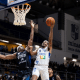Shaq Johnson, do Minas, é marcado por Georginho, do Franca, enquanto tenta fazer cesta no NBB. ao vivo