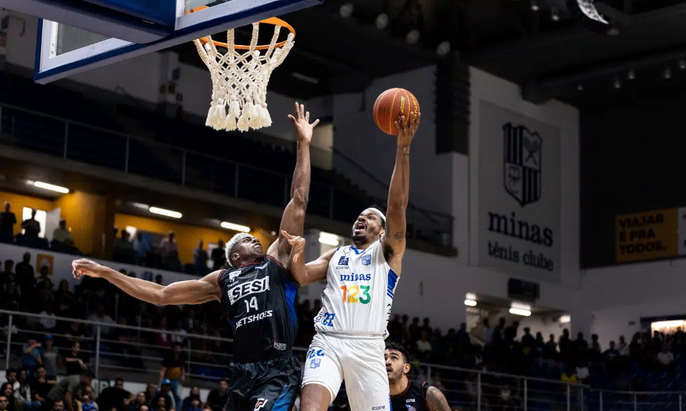 Shaq Johnson, do Minas, é marcado por Georginho, do Franca, enquanto tenta fazer cesta no NBB. ao vivo