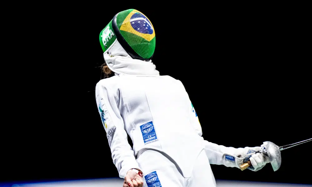 Nathalie Moellhausen vibra após vencer ponto na Copa do Mundo de espada em Fujairah