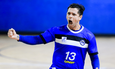 Diogo Hubner, do Pinheiros, comemora vitória no Sul-Centro-Americano de handebol masculino. Taubaté e Itajaí também ganharam
