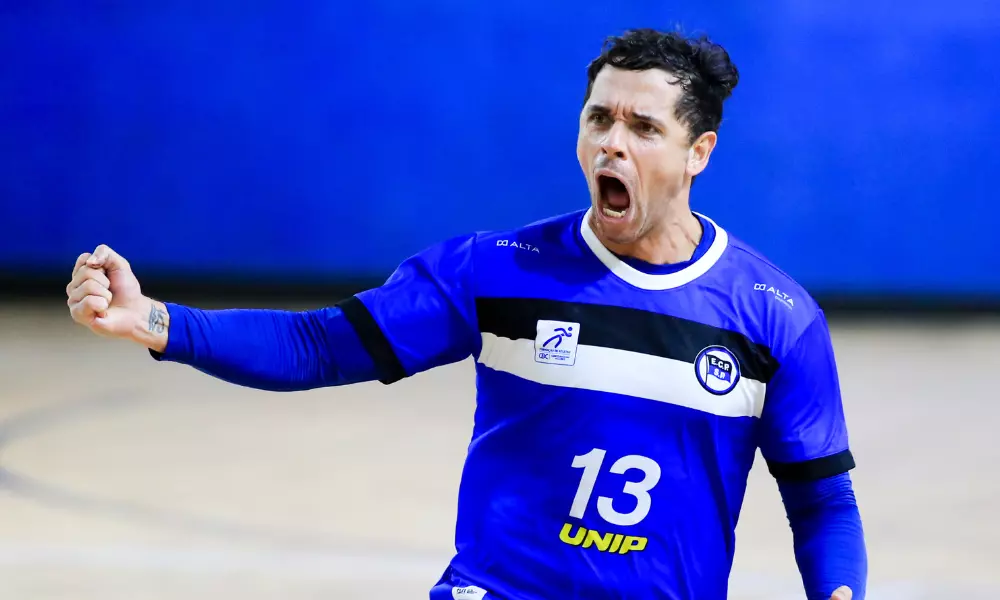 Diogo Hubner, do Pinheiros, comemora vitória no Sul-Centro-Americano de handebol masculino. Taubaté e Itajaí também ganharam