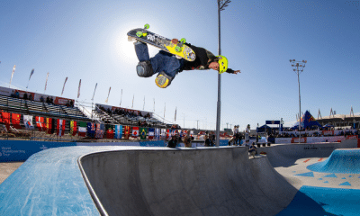 Raicca Ventura faz manobra aérea no Pro Tour de San Juan de skate park