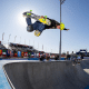 Raicca Ventura faz manobra aérea no Pro Tour de San Juan de skate park