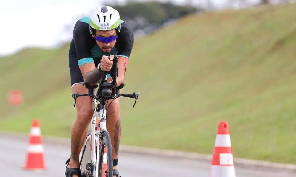 Ruiter Silva na bicicleta durante disputa da Copa Africana de paratriatlo