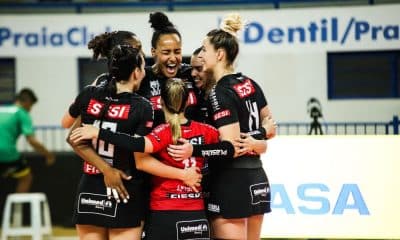Jogadoras do Sesi Bauru se abraçam para comemorar vitória no Sul-Americano de clubes de vôlei feminino