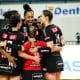 Jogadoras do Sesi Bauru se abraçam para comemorar vitória no Sul-Americano de clubes de vôlei feminino