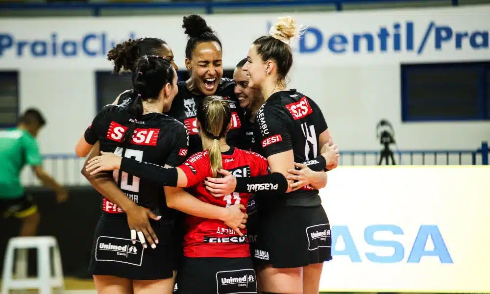 Jogadoras do Sesi Bauru se abraçam para comemorar vitória no Sul-Americano de clubes de vôlei feminino