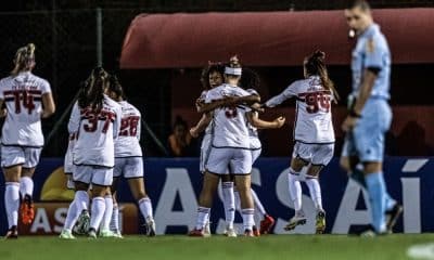 Jogadoras do São Paulo comemoram gol contra o Bragantino no Paulistão Feminino