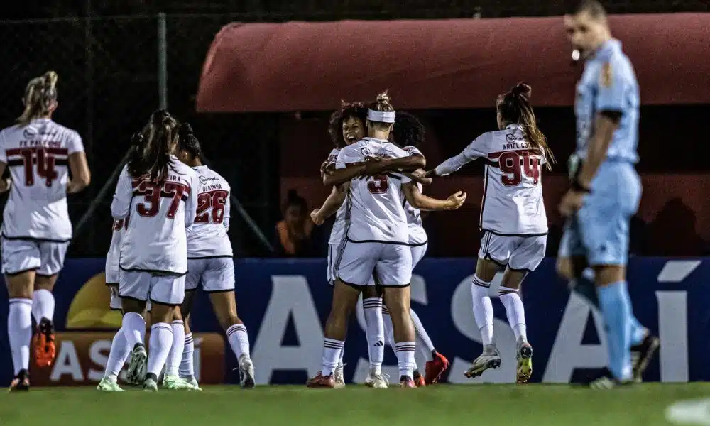 Jogadoras do São Paulo comemoram gol contra o Bragantino no Paulistão Feminino