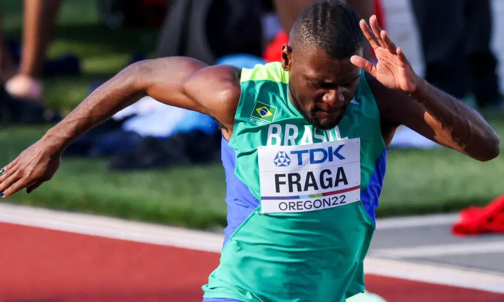 Samory Uiki enquanto corre para disputar prova da World Athletics
