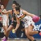 Tainá Paixão, do Sampaio Basquete, faz proteção enquanto conduz a bola no jogo contra o Sodiê Mesquita pela LBF 2023
