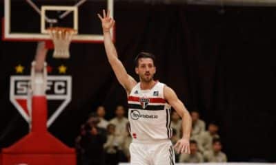 Elinho, armador do São Paulo, comemora cesta tripla contra Flamengo pelo jogo 2 da semifinal do NBB