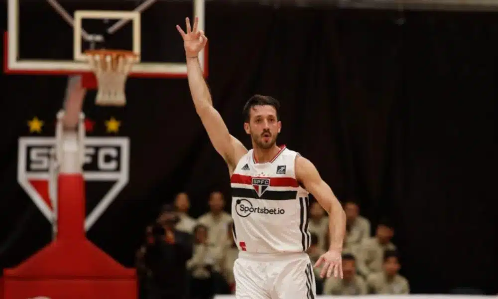 Elinho, armador do São Paulo, comemora cesta tripla contra Flamengo pelo jogo 2 da semifinal do NBB