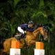 Na imagem, Stephan Barcha saltando um obstáculo com seu cavalo.