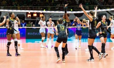 Jogadoras do Praia comemoram ponto em partida contra o Minas na final da Superliga feminina, que terminou três dias antes do início do Campeonato Sul-Americano de clubes de vôlei feminino
