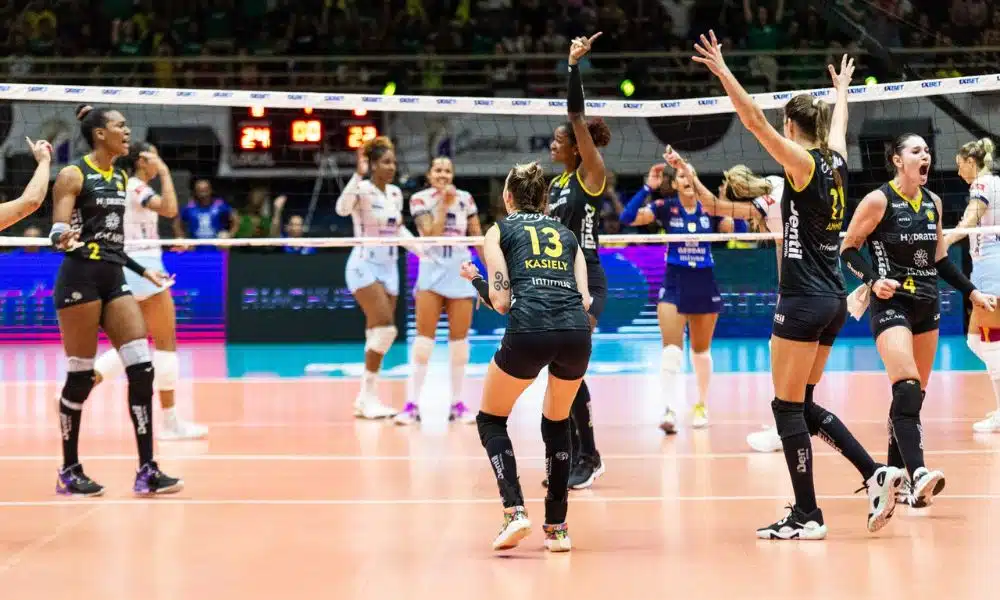Jogadoras do Praia comemoram ponto em partida contra o Minas na final da Superliga feminina, que terminou três dias antes do início do Campeonato Sul-Americano de clubes de vôlei feminino