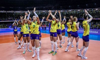 Rosamaria, Gabi e outras jogadoras da seleção brasileira de vôlei feminino cumprimentam o público. Preparação para o Pré-Olímpico Paris-2024