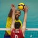 Jogador brasileiro ataca contra o bloqueio adversário antes do Pré-Olímpico de vôlei masculino Paris-2024
