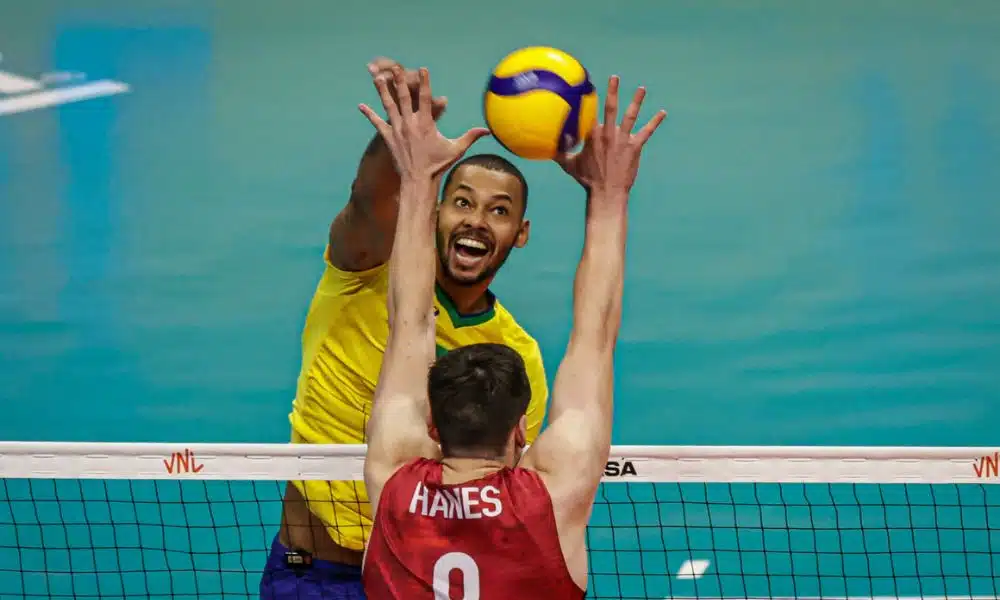 Jogador brasileiro ataca contra o bloqueio adversário antes do Pré-Olímpico de vôlei masculino Paris-2024
