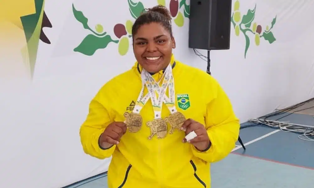 Taiane Justino sorri com os três ouros conquistados no Pan-Americano sub-20 de levantamento de pesos