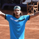 Thiago Wild ergue os braços em comemoração após vitória no quali de Roland Garros. Felipe Meligeni também venceu