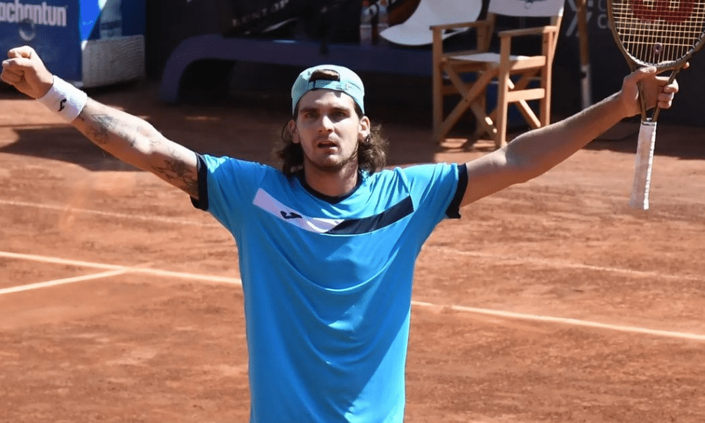 Thiago Wild ergue os braços em comemoração após vitória no quali de Roland Garros. Felipe Meligeni também venceu